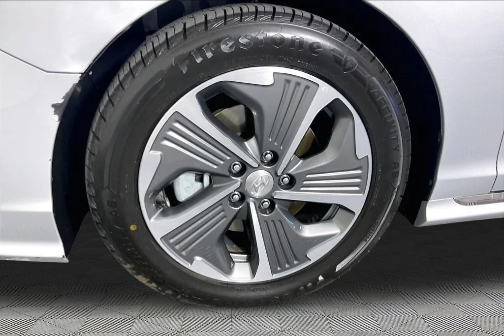 Certified Used 2019 Silver Hyundai Limited image 30