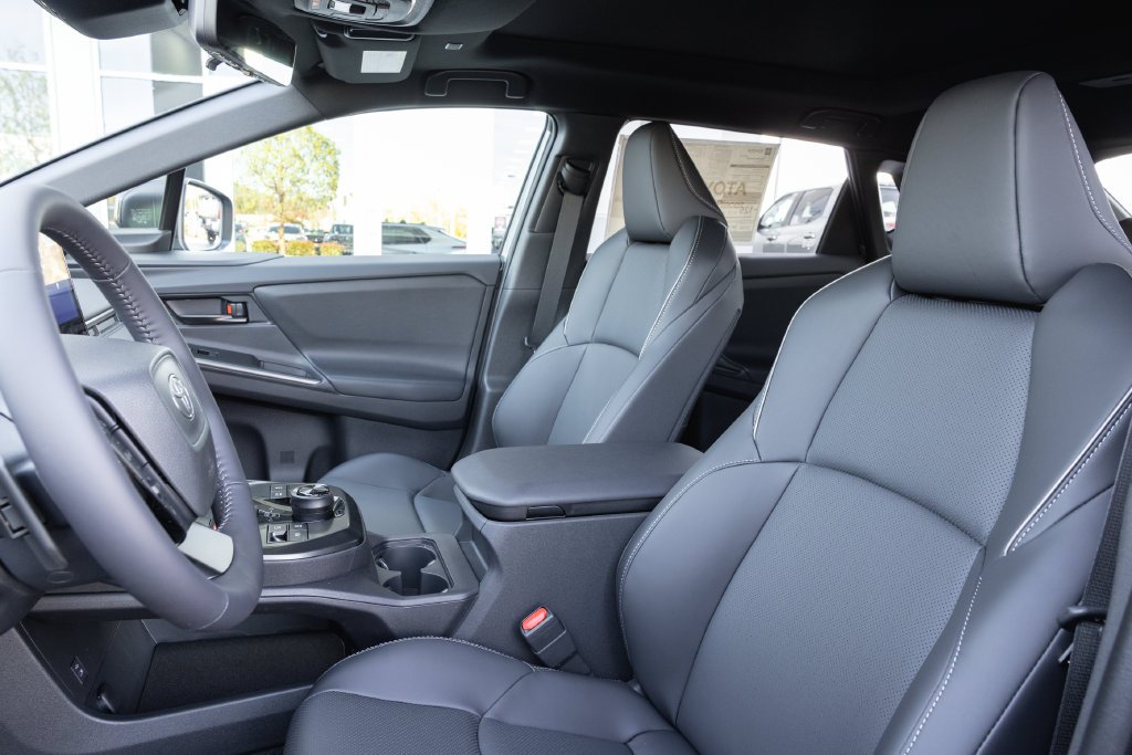 New 2027 Wind Chill Pearl with Midnight Black Metallic roof <sup>1</sup> Toyota  Limited image 9