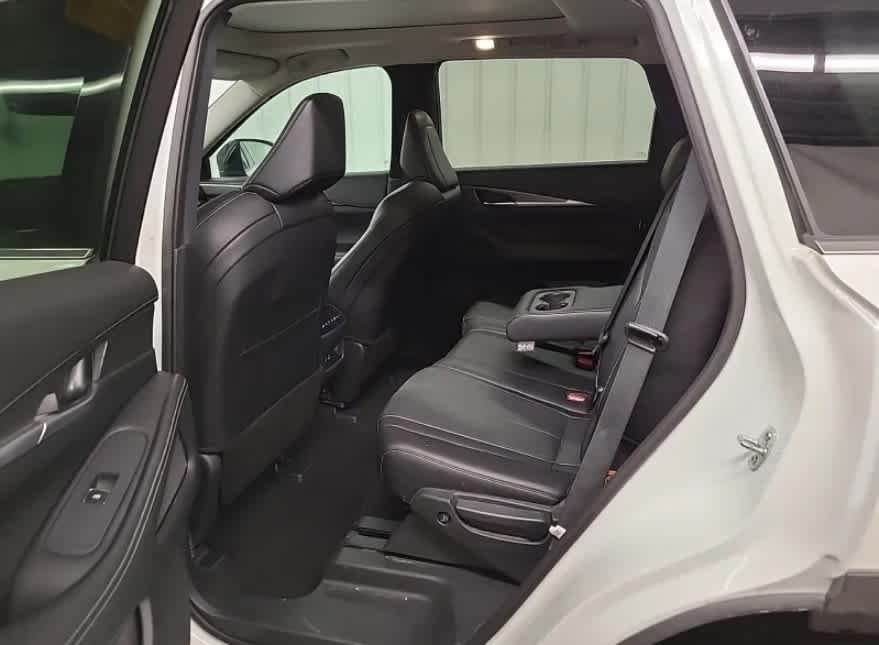 Used 2024 Majestic White INFINITI LUXE image 11
