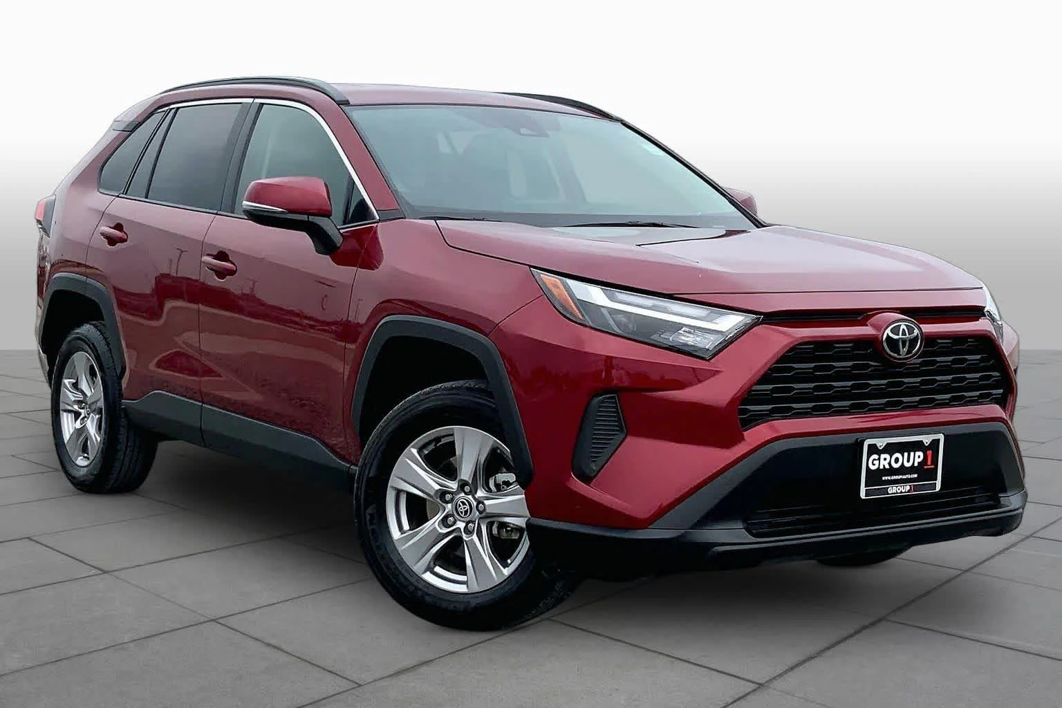 Used 2025 Ruby Flare Pearl Toyota XLE image 3