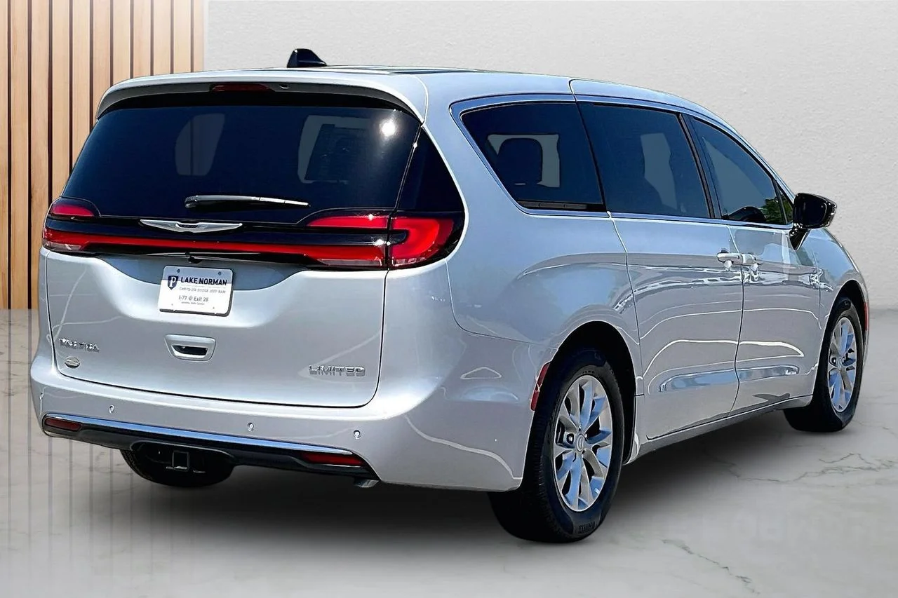 New 2026 Silver Mist Clear-Coat Exterior Paint Chrysler Limited image 9