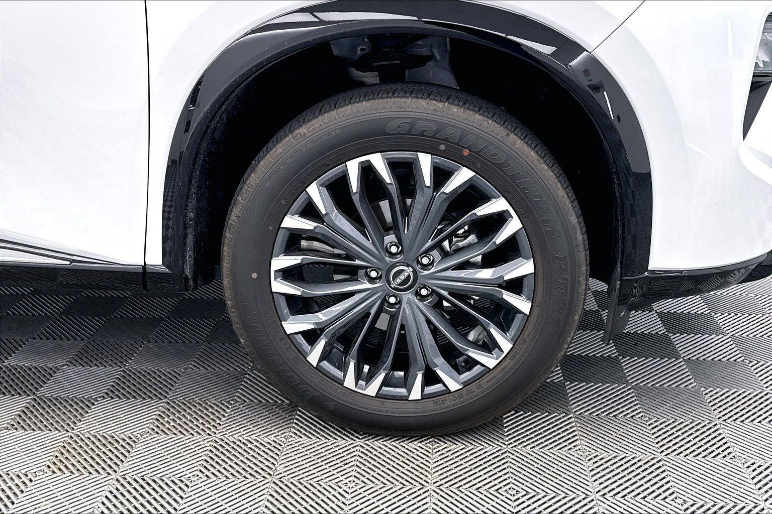 Used 2026 Everest White Pearl Tricoat Nissan Platinum image 32