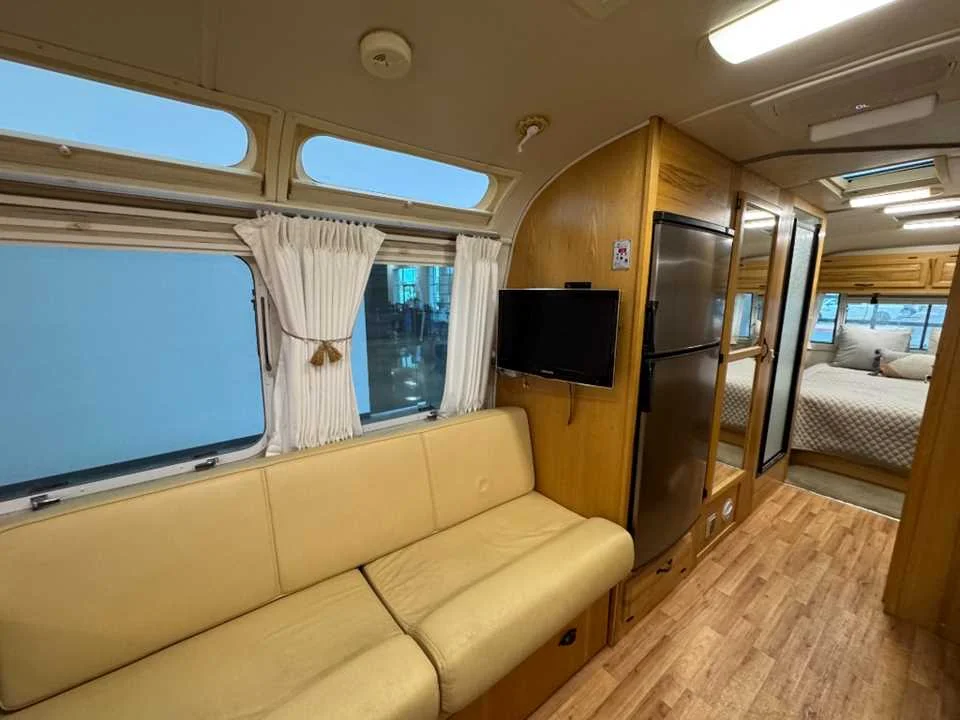 Used 2011 SILVER AIRSTREAM  image 9