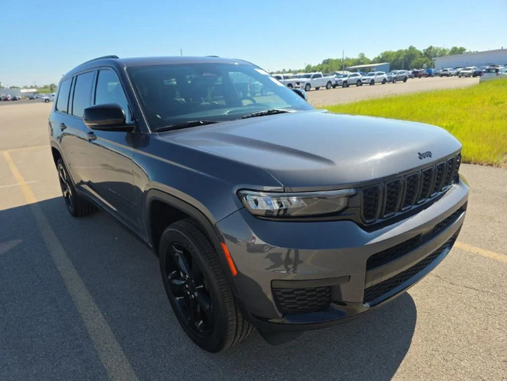 Used 2023 Gray Metallic Jeep Altitude image 3