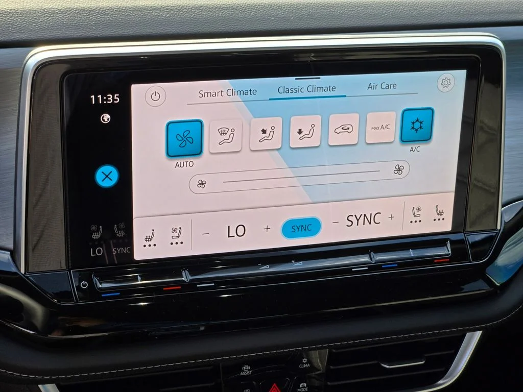 New 2025 White Volkswagen 2.0T SE w/Technology image 13