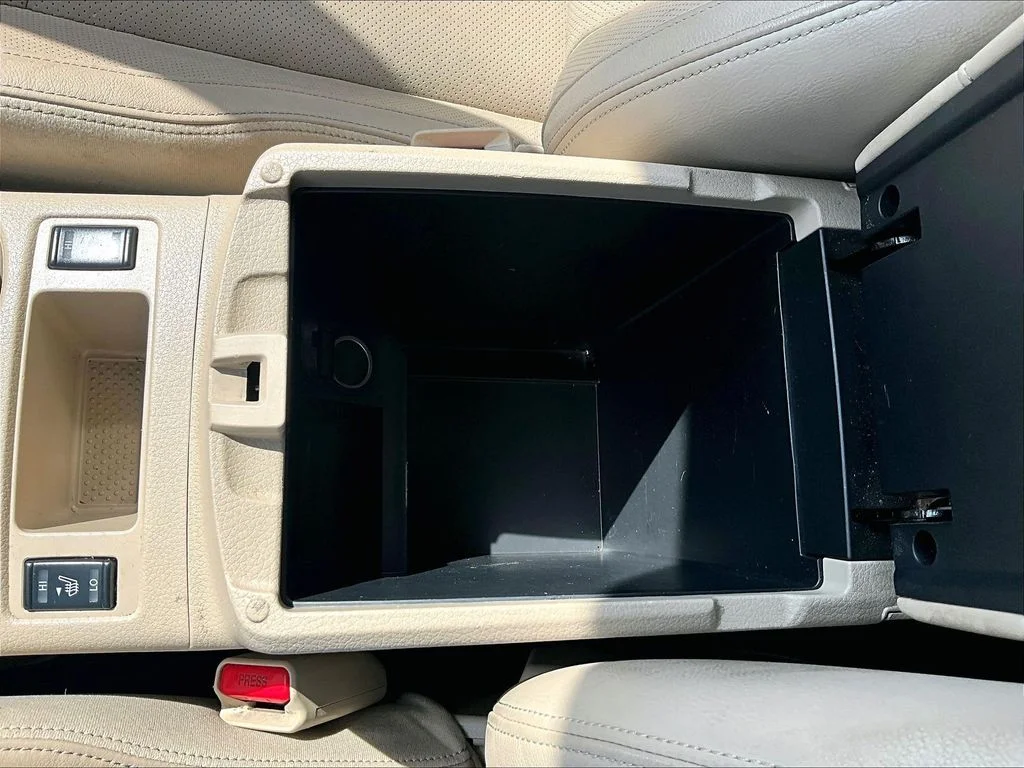 Used 2017 Red Nissan SL image 29