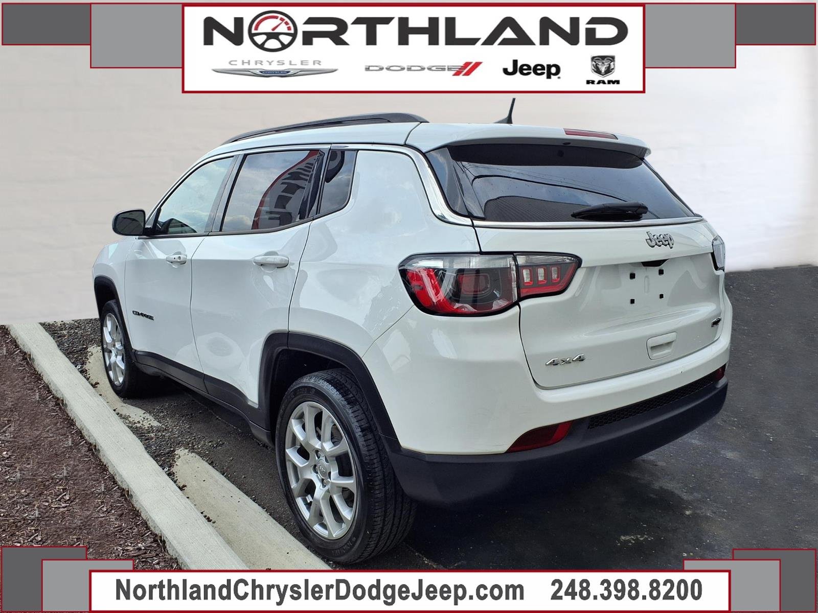 Used 2022 Jeep Compass Latitude Lux with VIN 3C4NJDFB2NT178540 for sale in Oak Park, MI