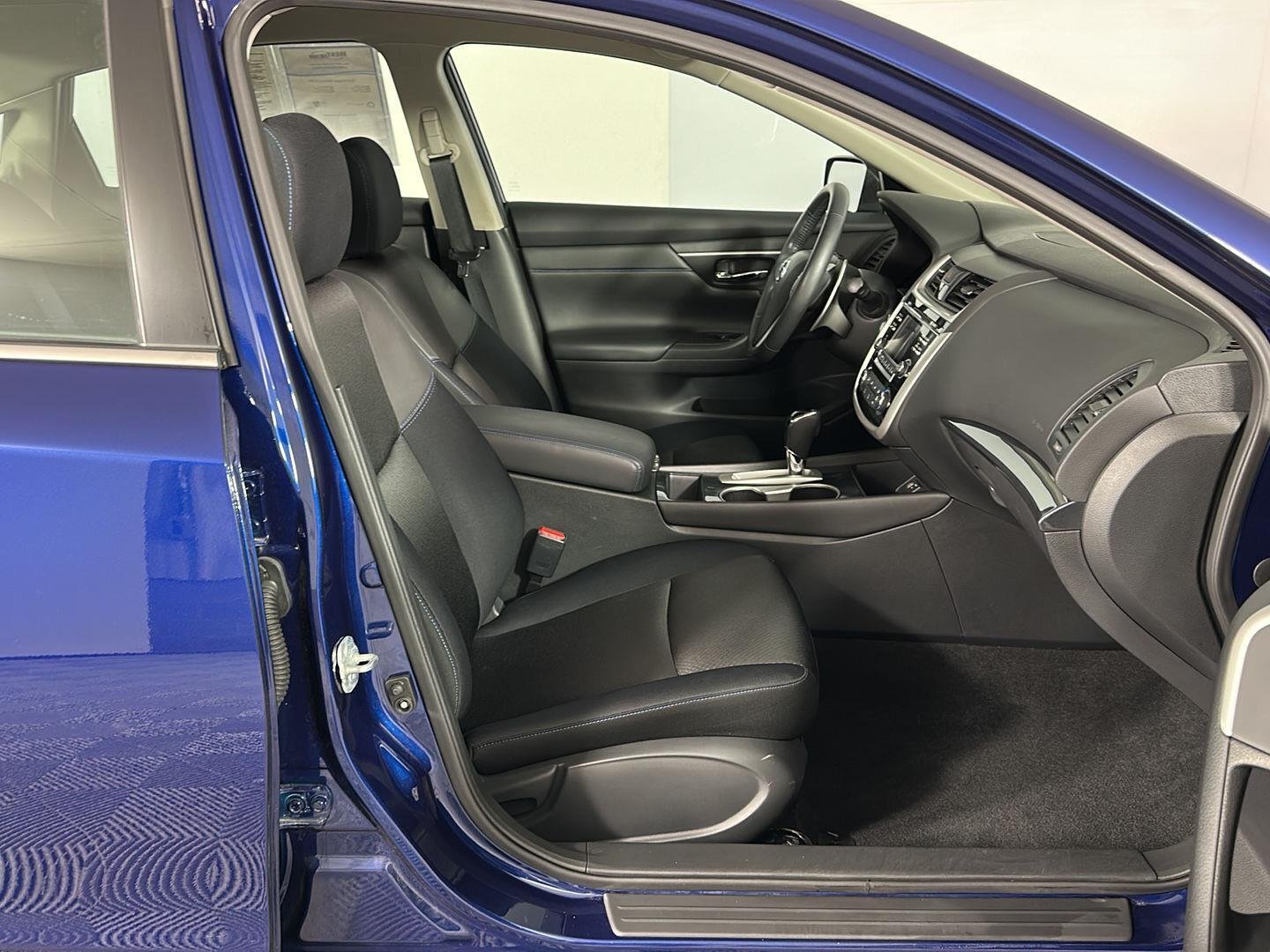 Used 2018 Deep Blue Pearl Nissan 2.5 SR image 26
