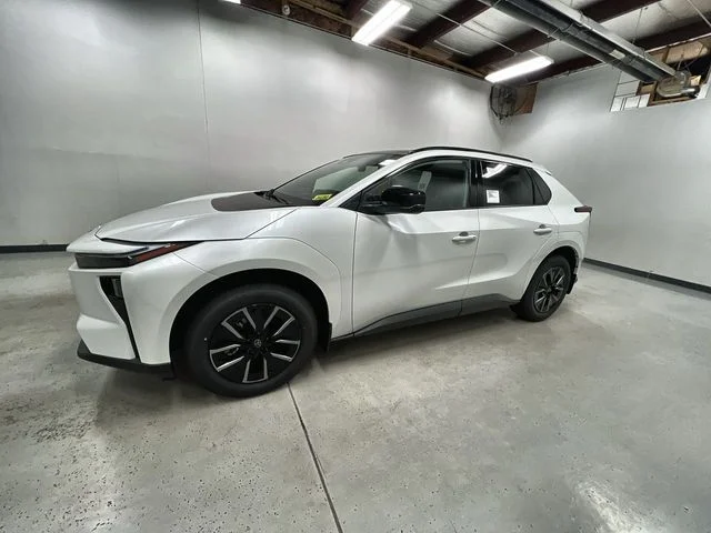 New 2026 Wind Chill Pearl <sup>1</sup> Toyota  XLE image 5