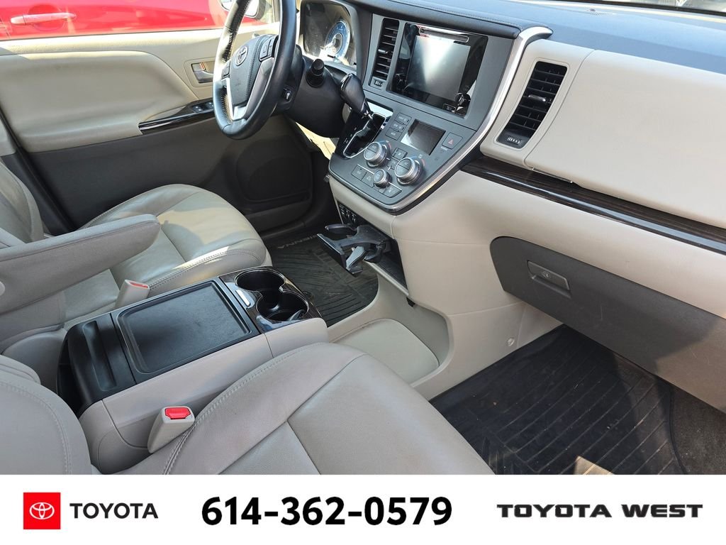Used 2017  Toyota XLE image 12