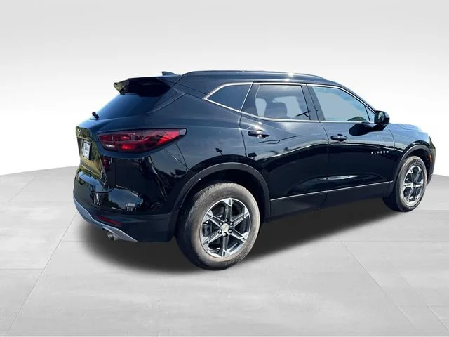 Used 2025 Black Chevrolet 2LT image 5