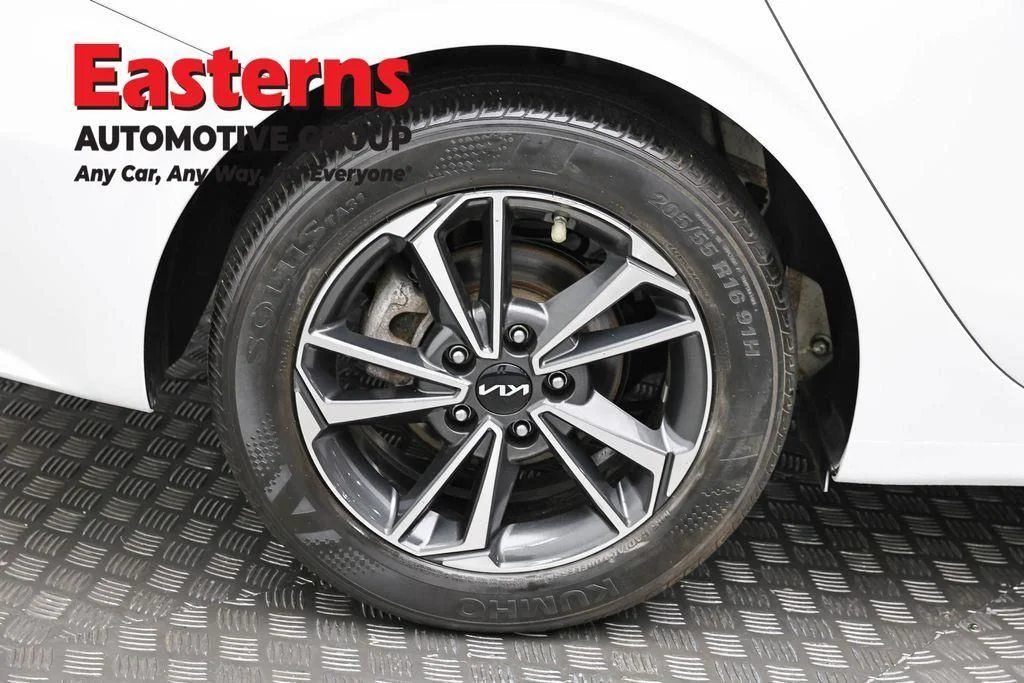 Used 2023 White Kia LXS image 31