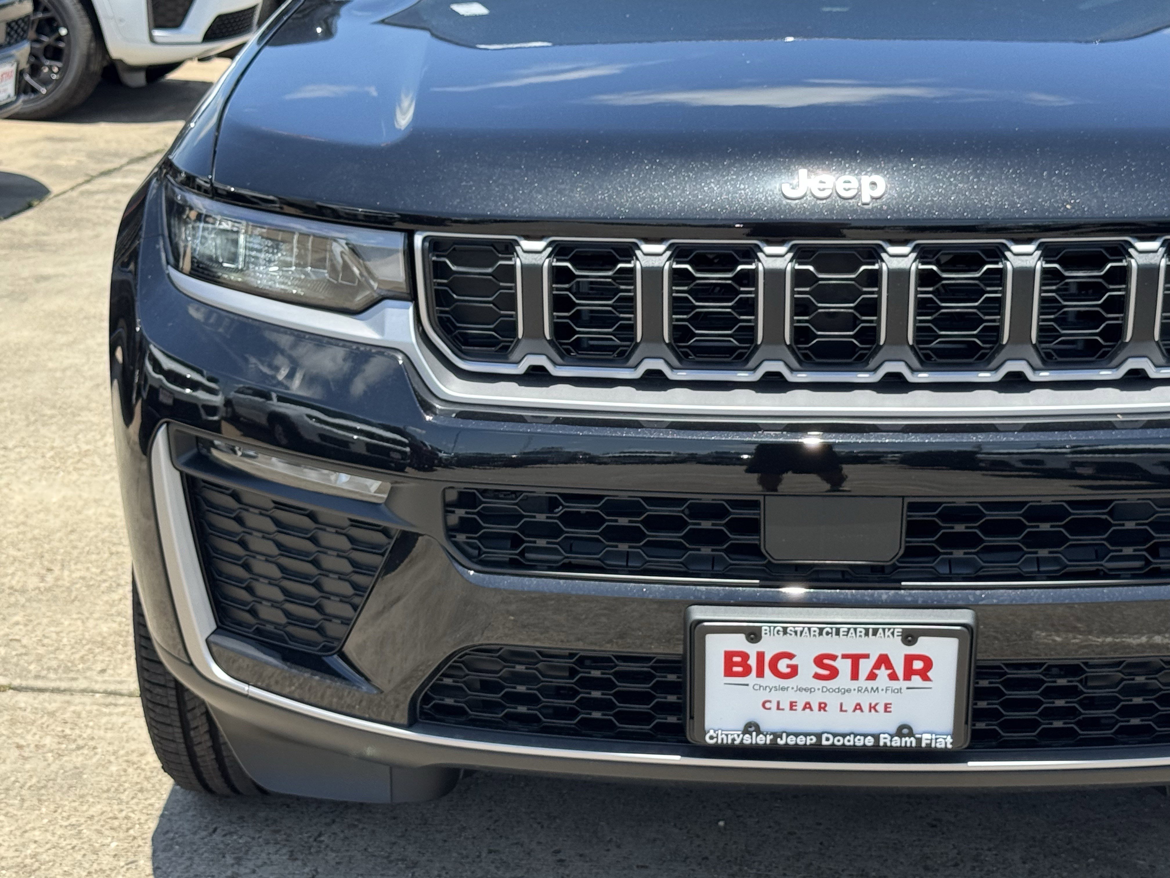 New 2026 Diamond Black Crystal Pearl-Coat Exterior Paint Jeep Limited image 5