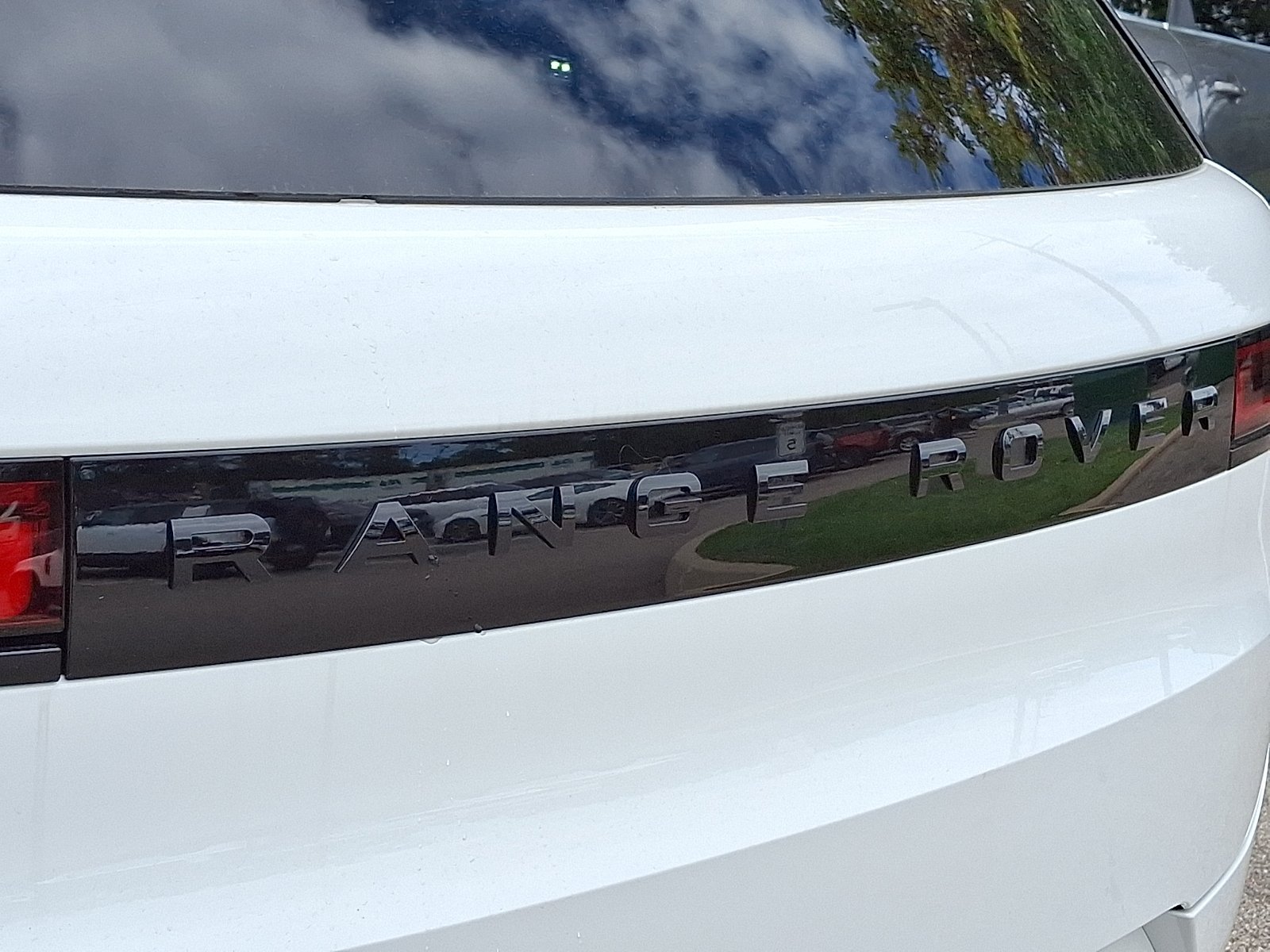New 2026 Fuji White LAND ROVER Dynamic SE image 21