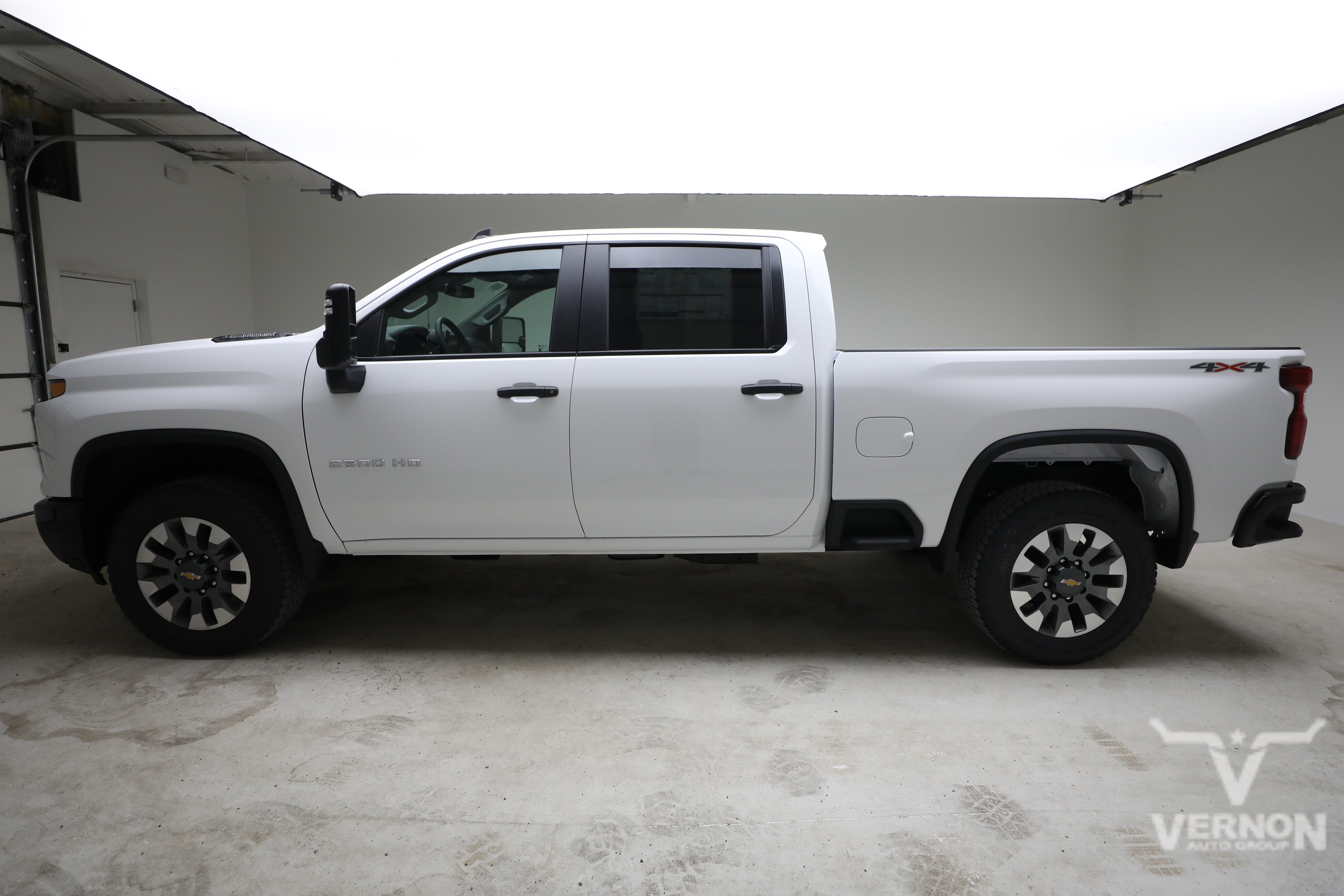 New 2026 Summit White Chevrolet N image 2