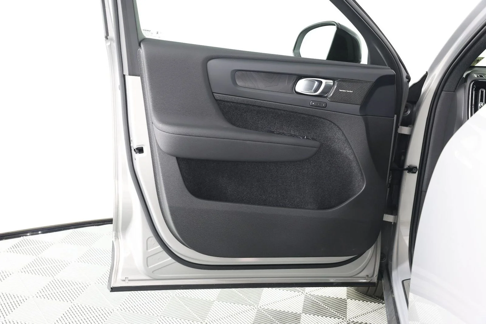 Used 2023 Silver Volvo Ultimate image 17