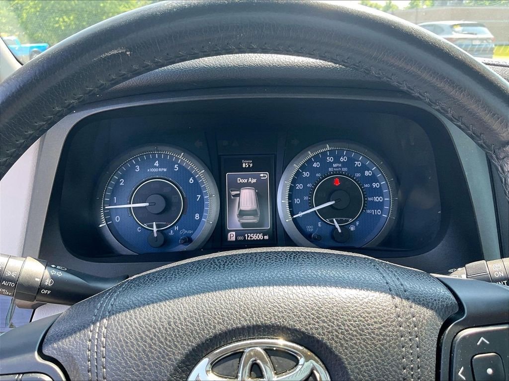 Used 2018 Beige Toyota XLE Premium image 26