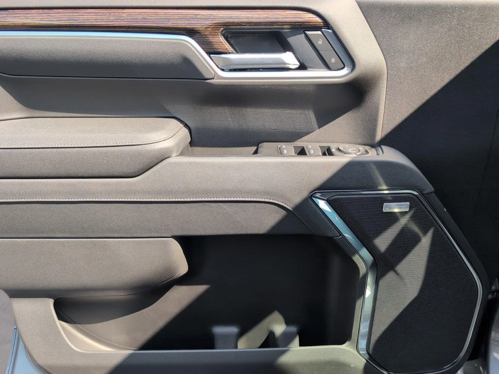 New 2026 Sterling Metallic GMC Elevation image 27