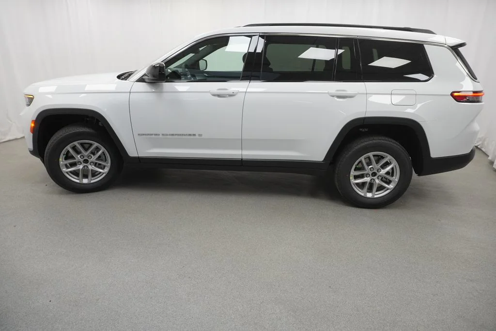 New 2026 Bright White Clear-Coat Exterior Paint Jeep Laredo image 14