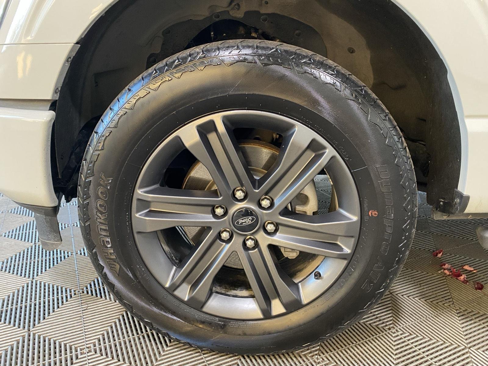 Used 2023 Avalanche Gray Ford XLT image 12