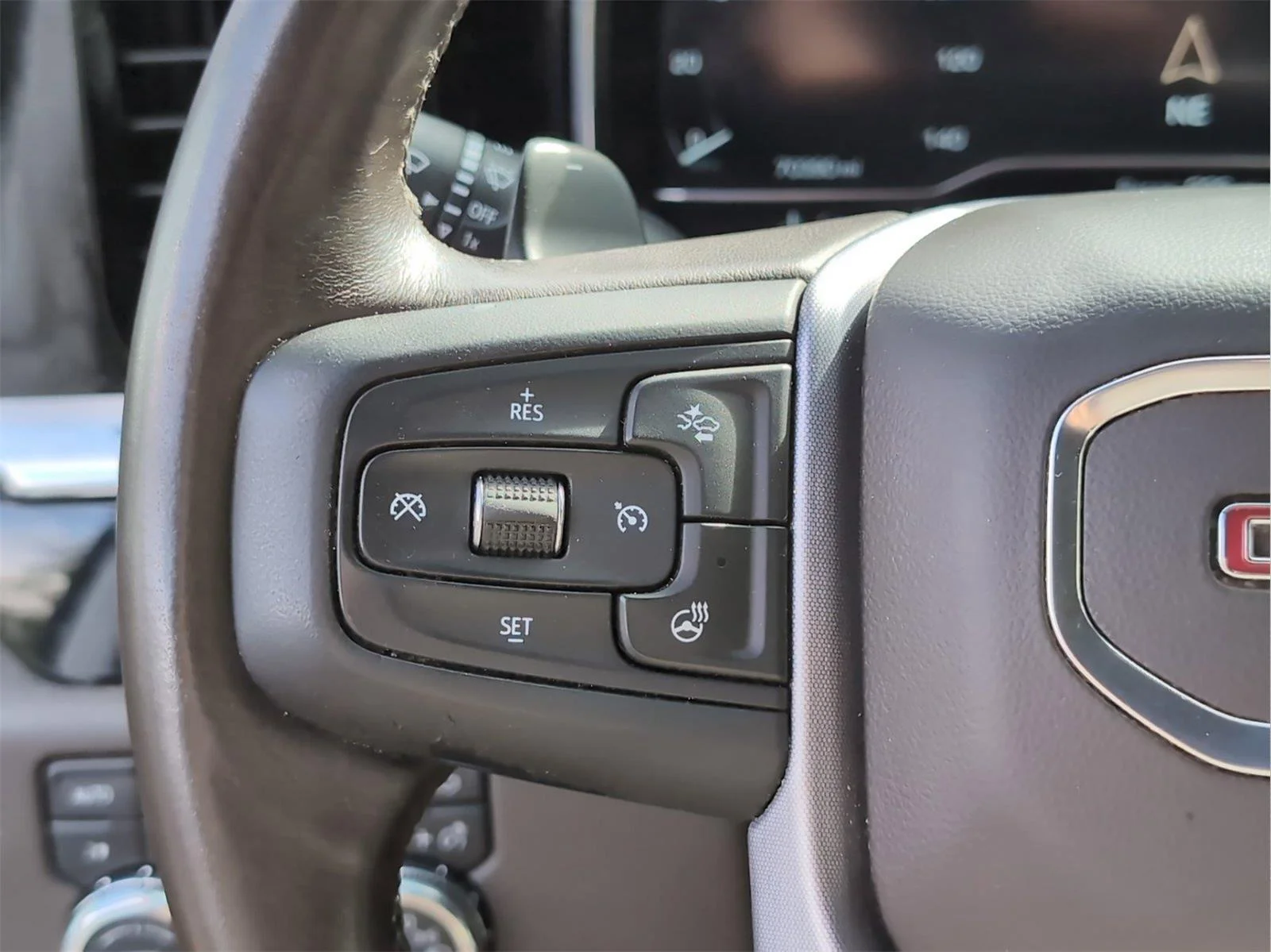Used 2022 White Frost Tricoat GMC SLT image 28