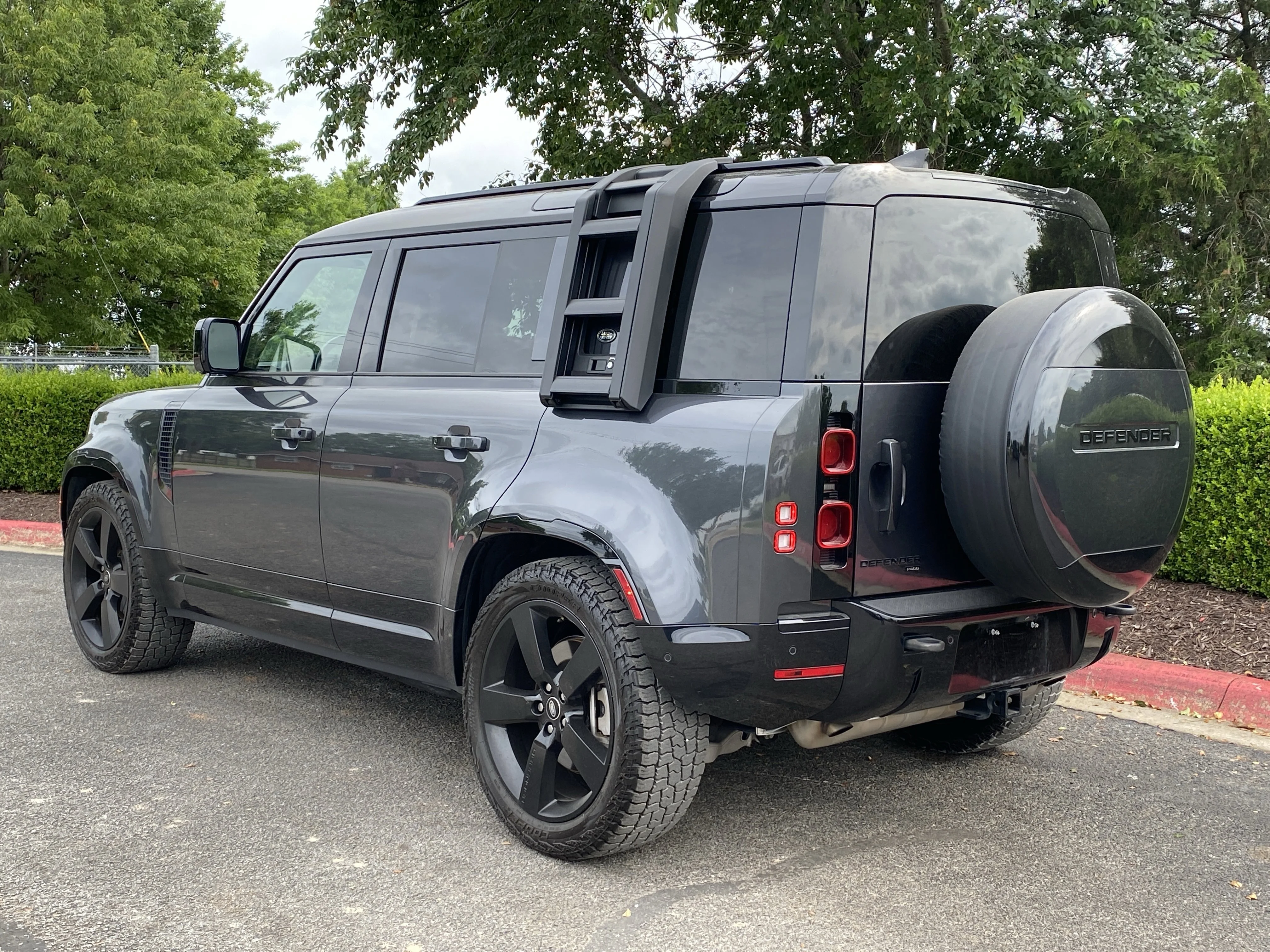 Used 2023 Black Land Rover X-Dynamic SE image 10