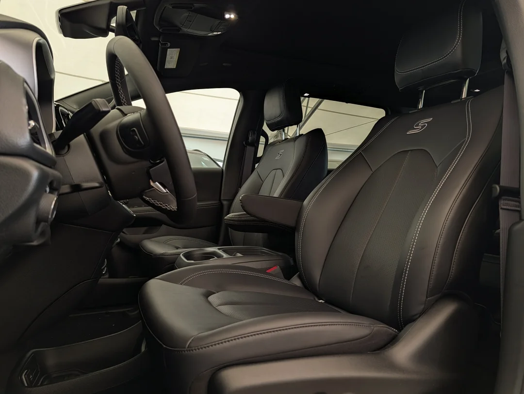 New 2027 White Chrysler Select - - AWD - 3.6L Pentastar V6 - Adaptive Cruise Control - Blind Spot Monitor & More! image 15