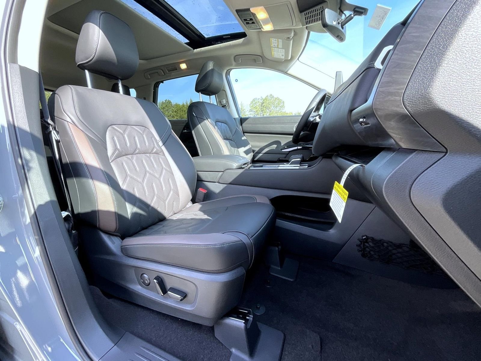 New 2026 Boulder Gray Pearl / Super Black Two-tone Nissan Platinum image 16