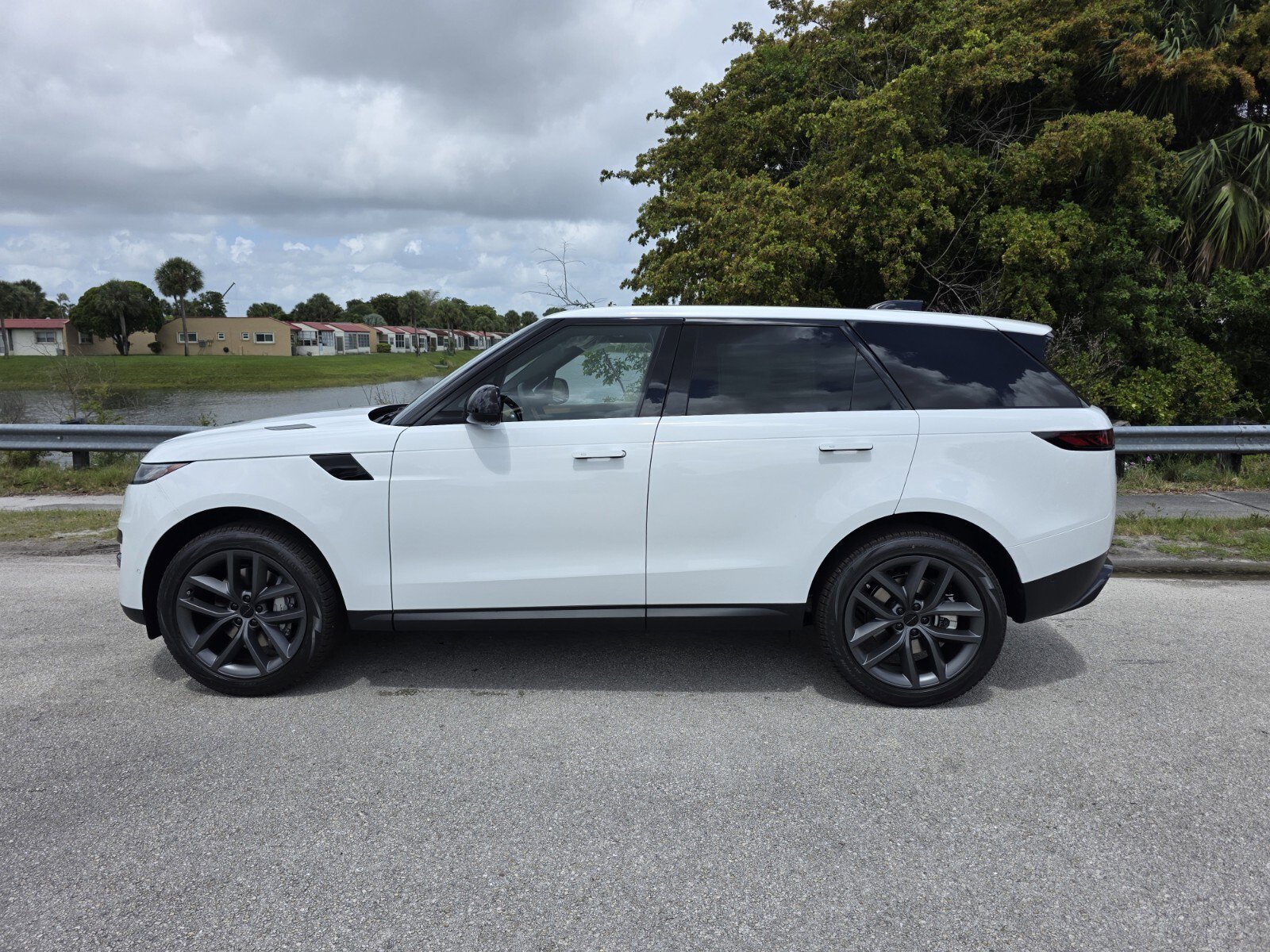 Used 2026 Fuji White Land Rover SE P360 image 7
