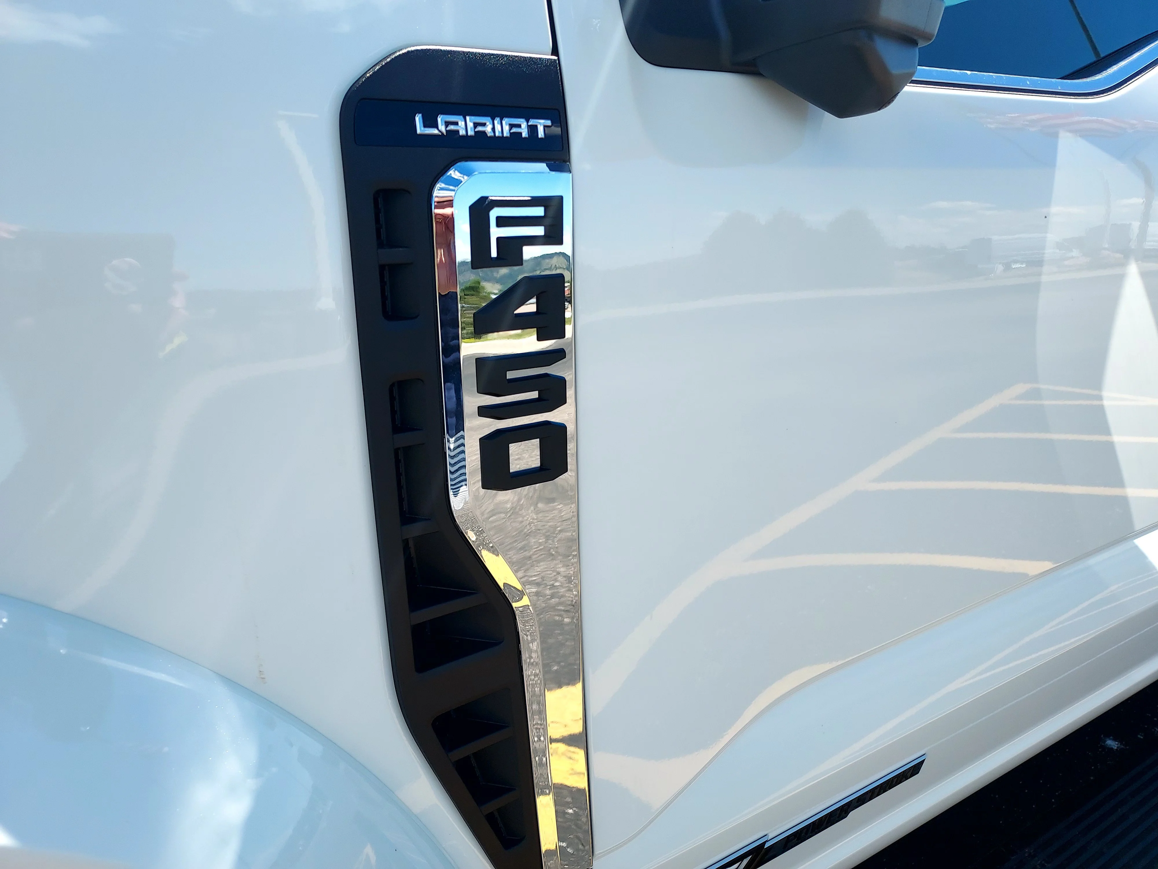 New 2026 Star White Metallic Tri-Coat Ford LARIAT image 4