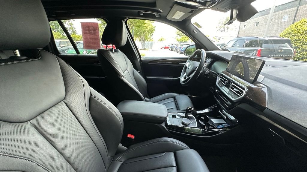 Used 2024 Black Sapphire Metallic BMW xDrive30i image 4