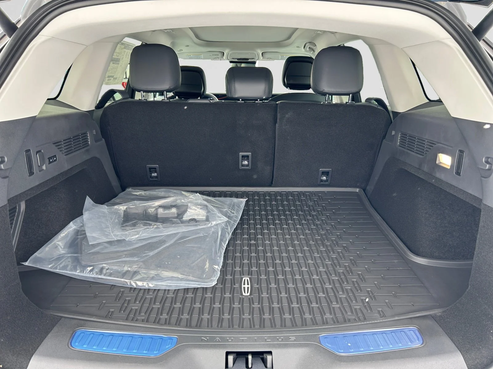 New 2026 Whisper Blue Metallic Clearcoat Lincoln Premiere image 10