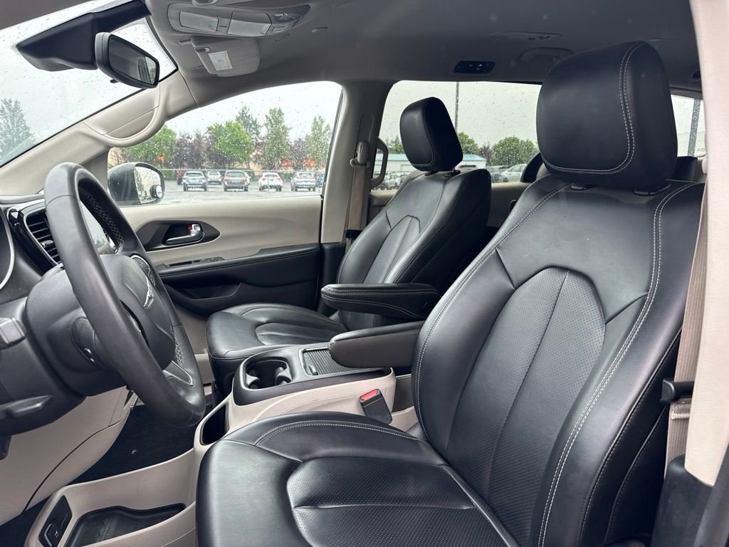 Used 2023 Brilliant Black Crystal Pearlcoat Chrysler Touring L image 9