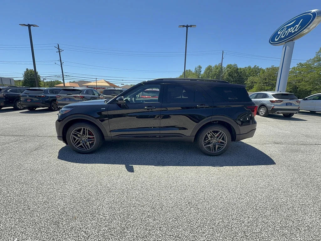 New 2026 Agate Black Ford ST-Line image 2
