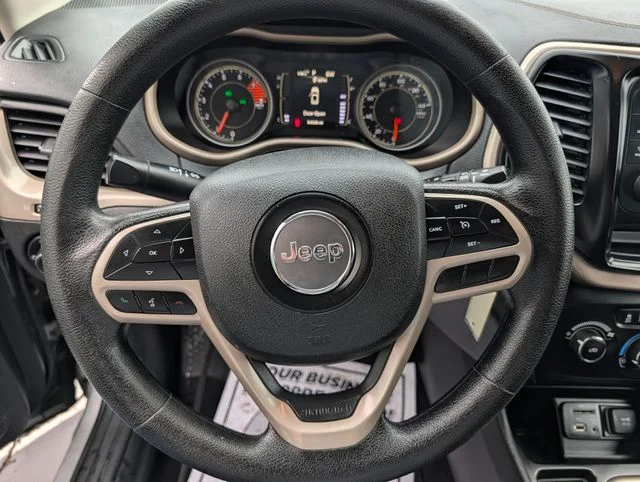Used 2018 Silver Jeep Latitude image 20