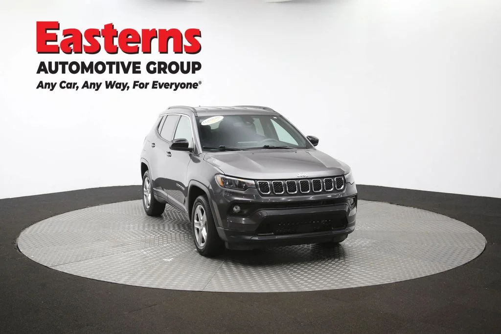 Used 2024  Jeep Latitude image 49