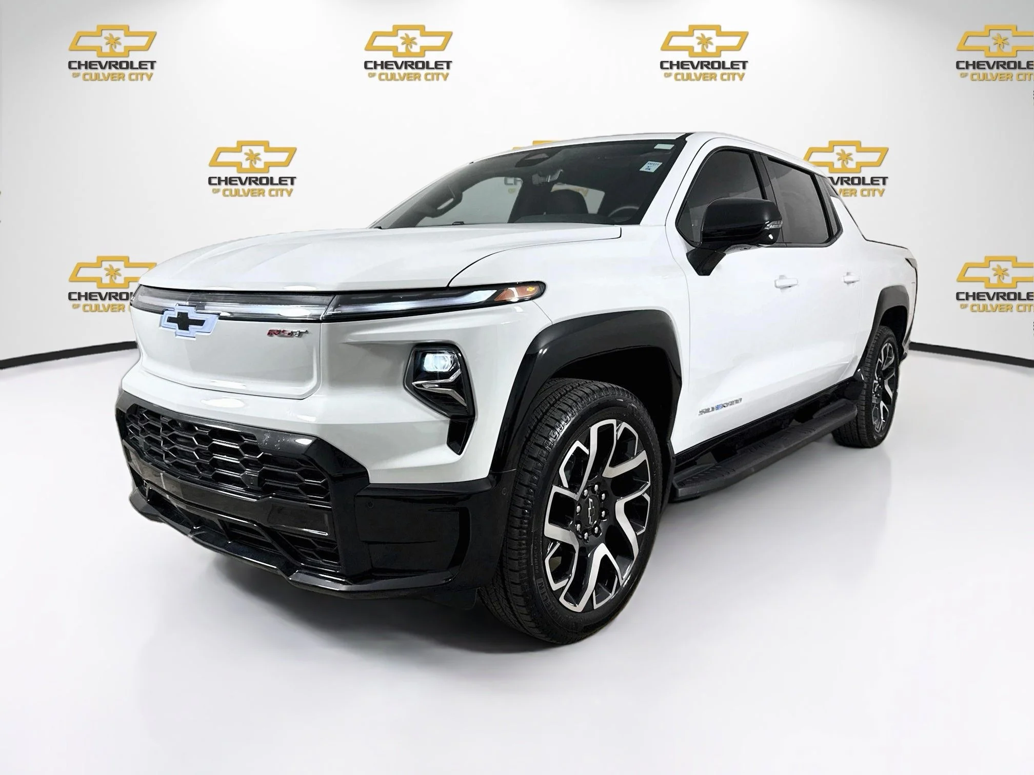 Used 2025 Summit White Chevrolet RST - Extended Range image 3