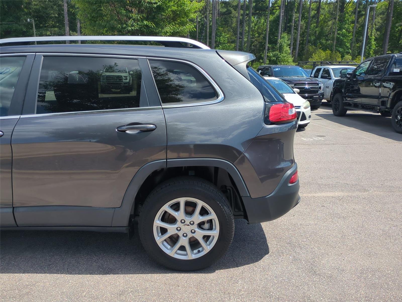 Used 2016 Granite Crystal Metallic Clearcoat Jeep Latitude image 11