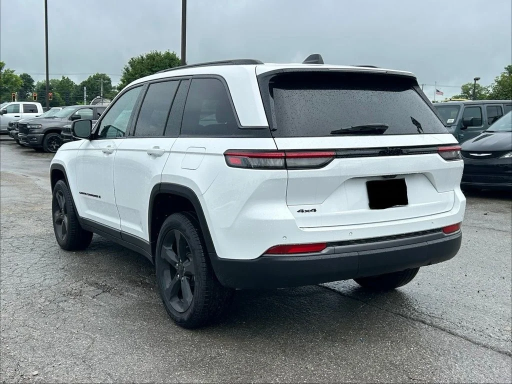 New 2026 Bright White Clear-Coat Exterior Paint Jeep Limited image 10