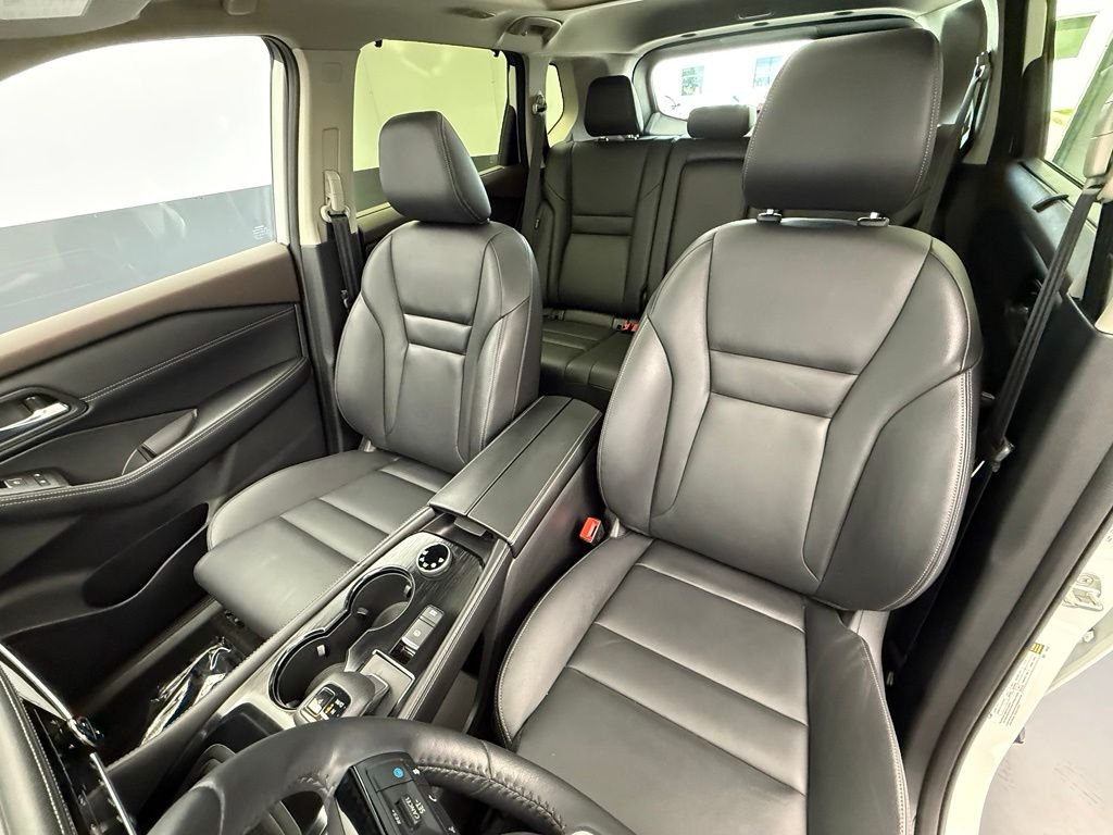 Used 2023 White Nissan SL image 59
