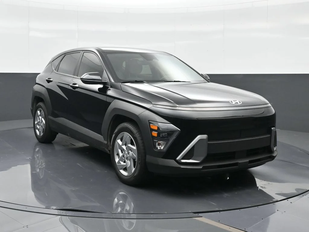 Used 2025 Black Hyundai SE image 4