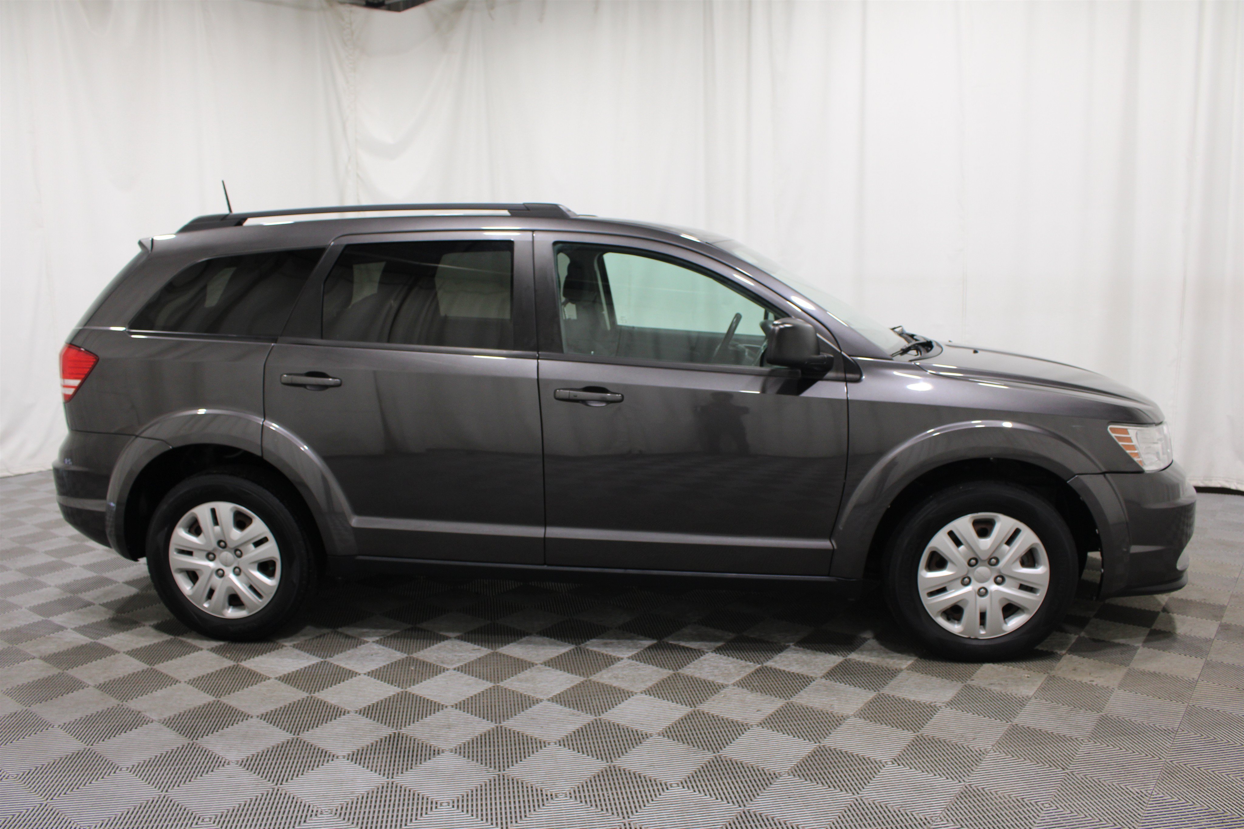 Used 2020 Granite Pearlcoat Dodge SE Value image 26