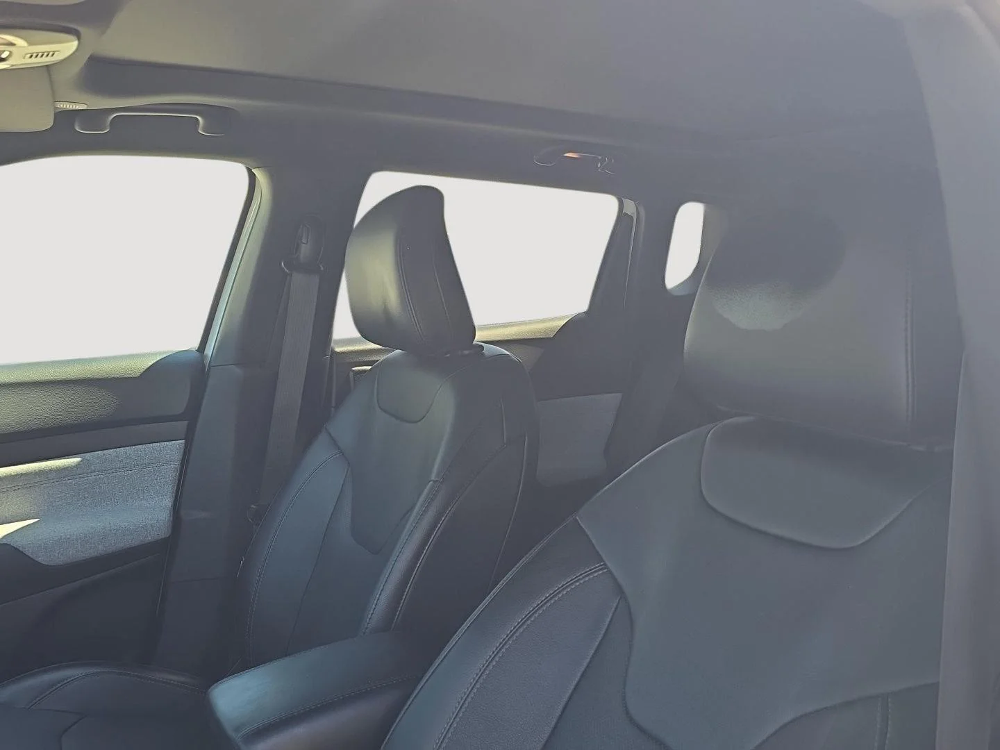 Used 2023  Jeep Latitude Lux image 6
