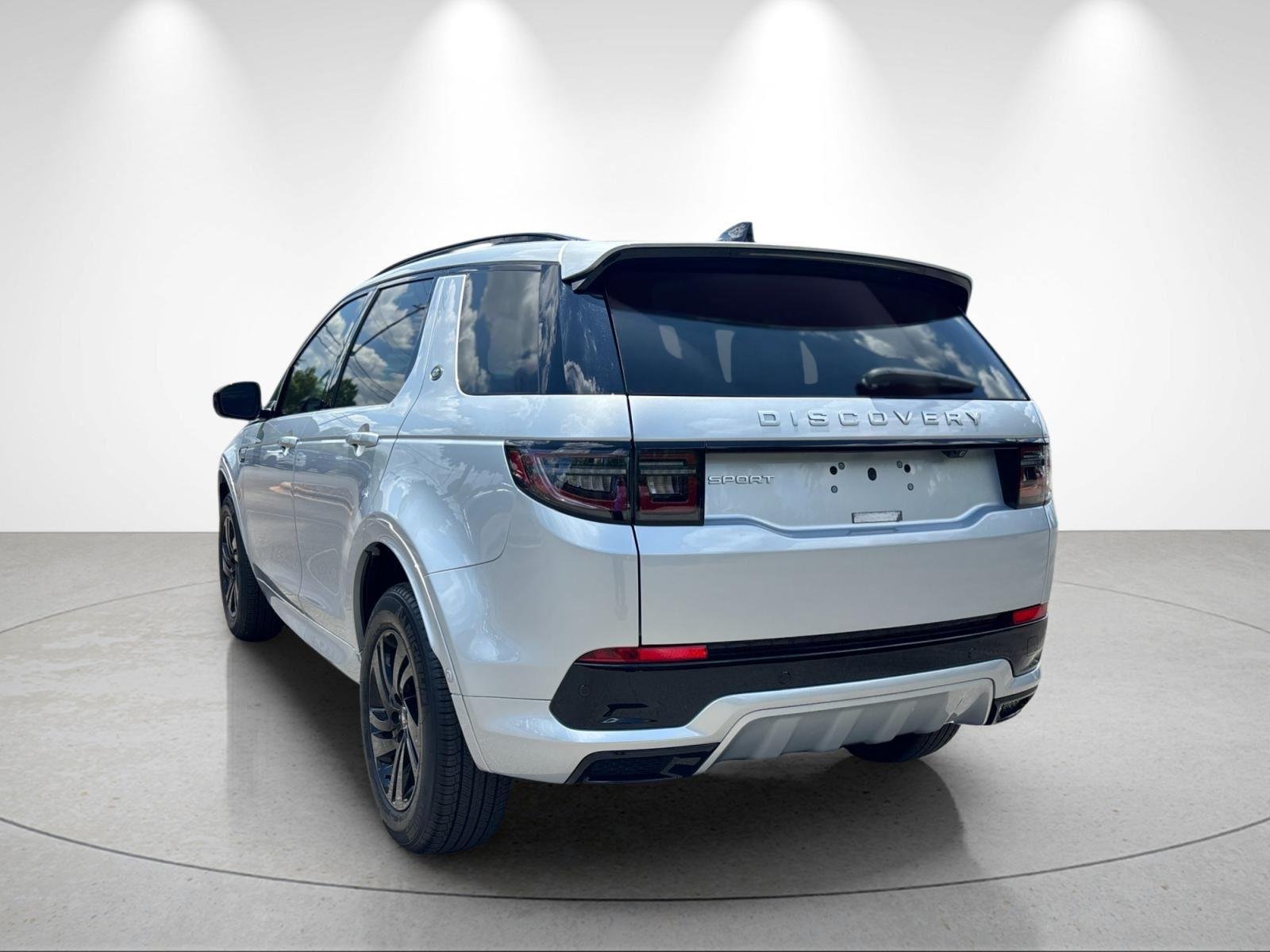 Used 2025 Hakuba Silver Metallic Land Rover S image 3