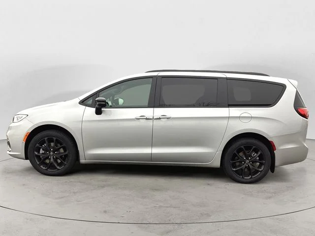 New 2026 Silver Mist Clearcoat Chrysler LIMITED AWD image 2