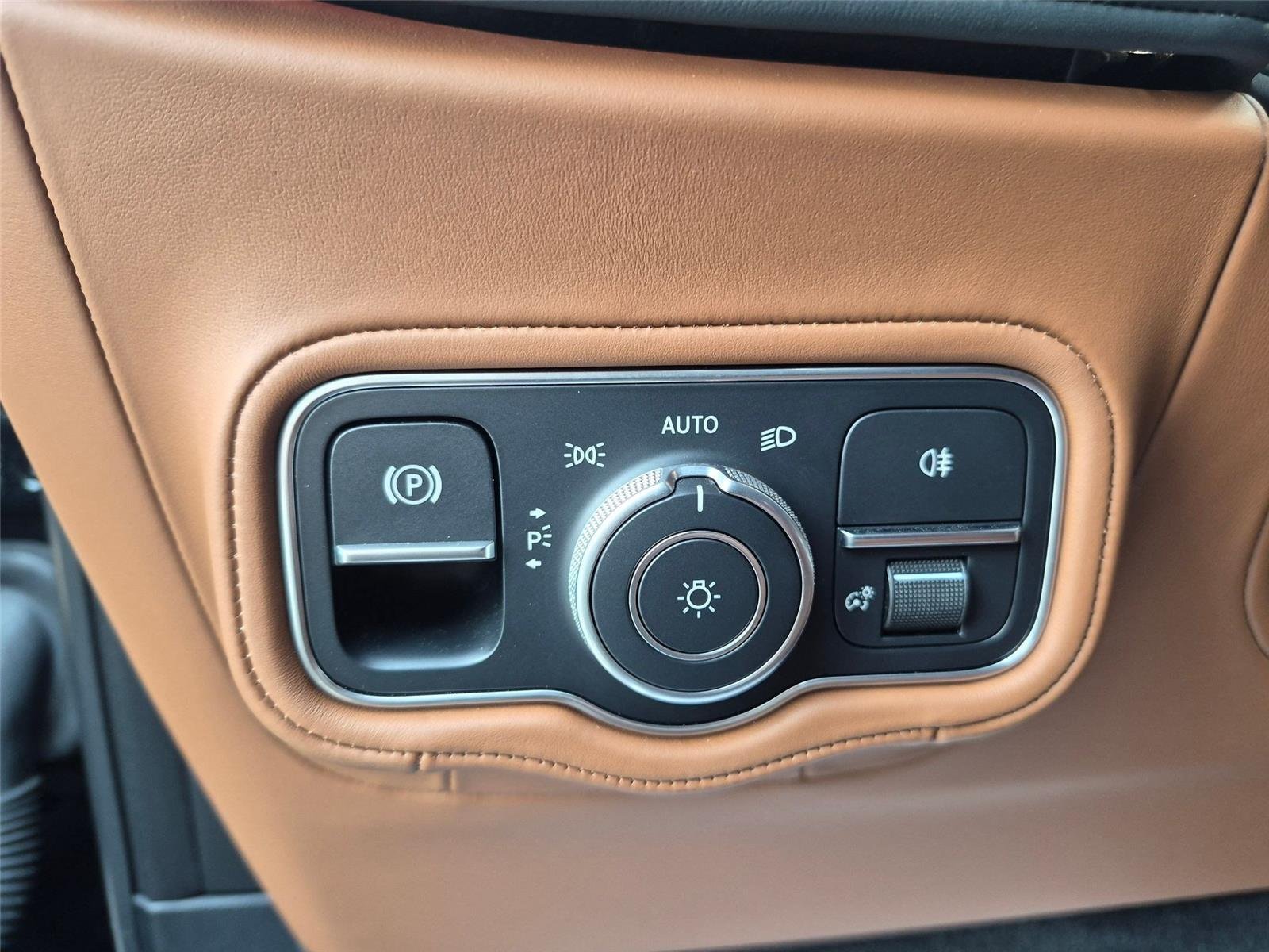 Used 2025  Mercedes-Benz G 550 image 15