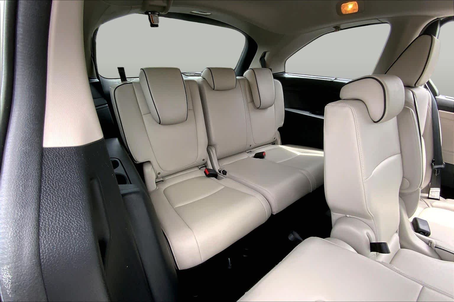 Used 2025 Solar Silver Metallic Honda Touring image 19
