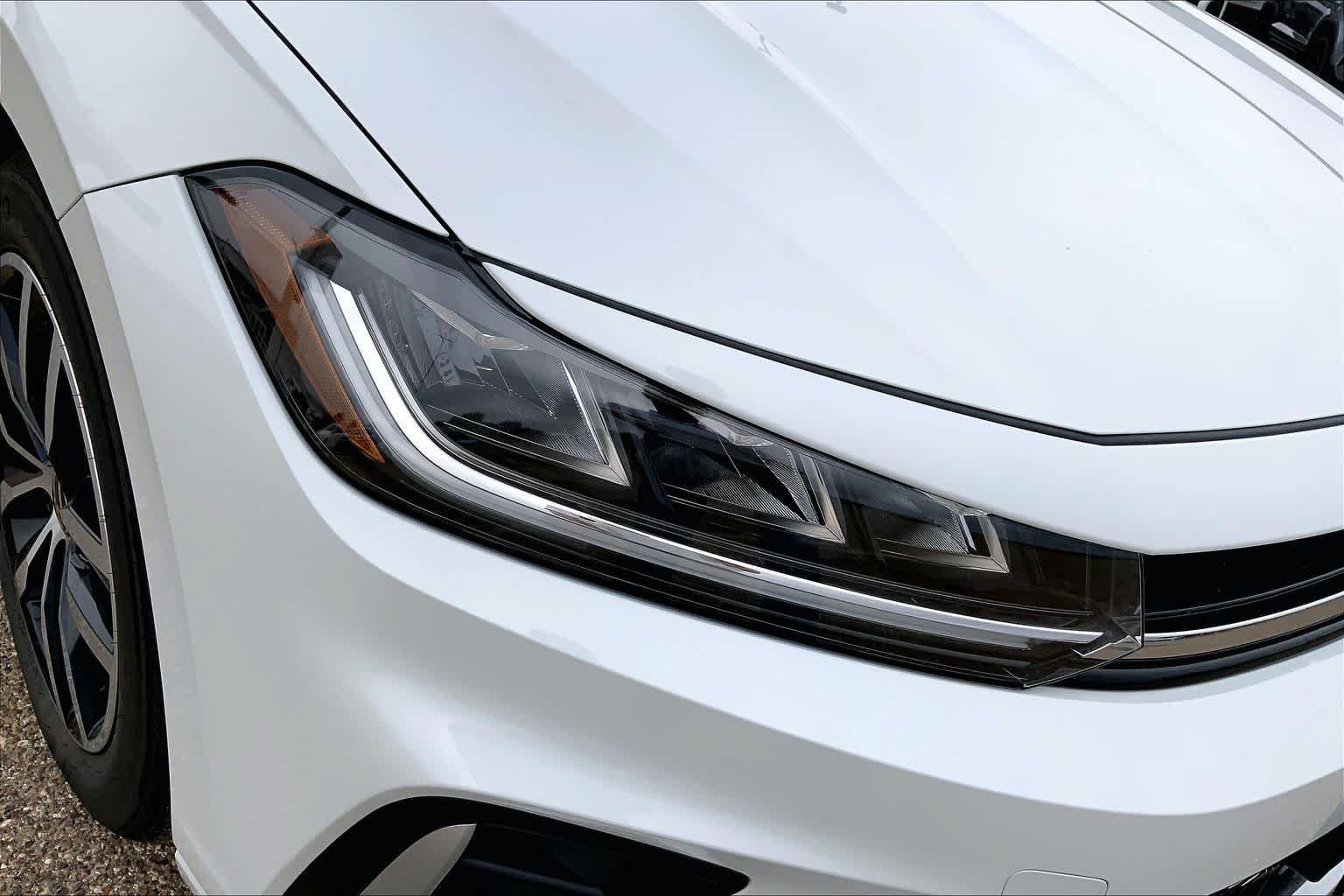 New 2026 Opal White Pearl Volkswagen SE image 13