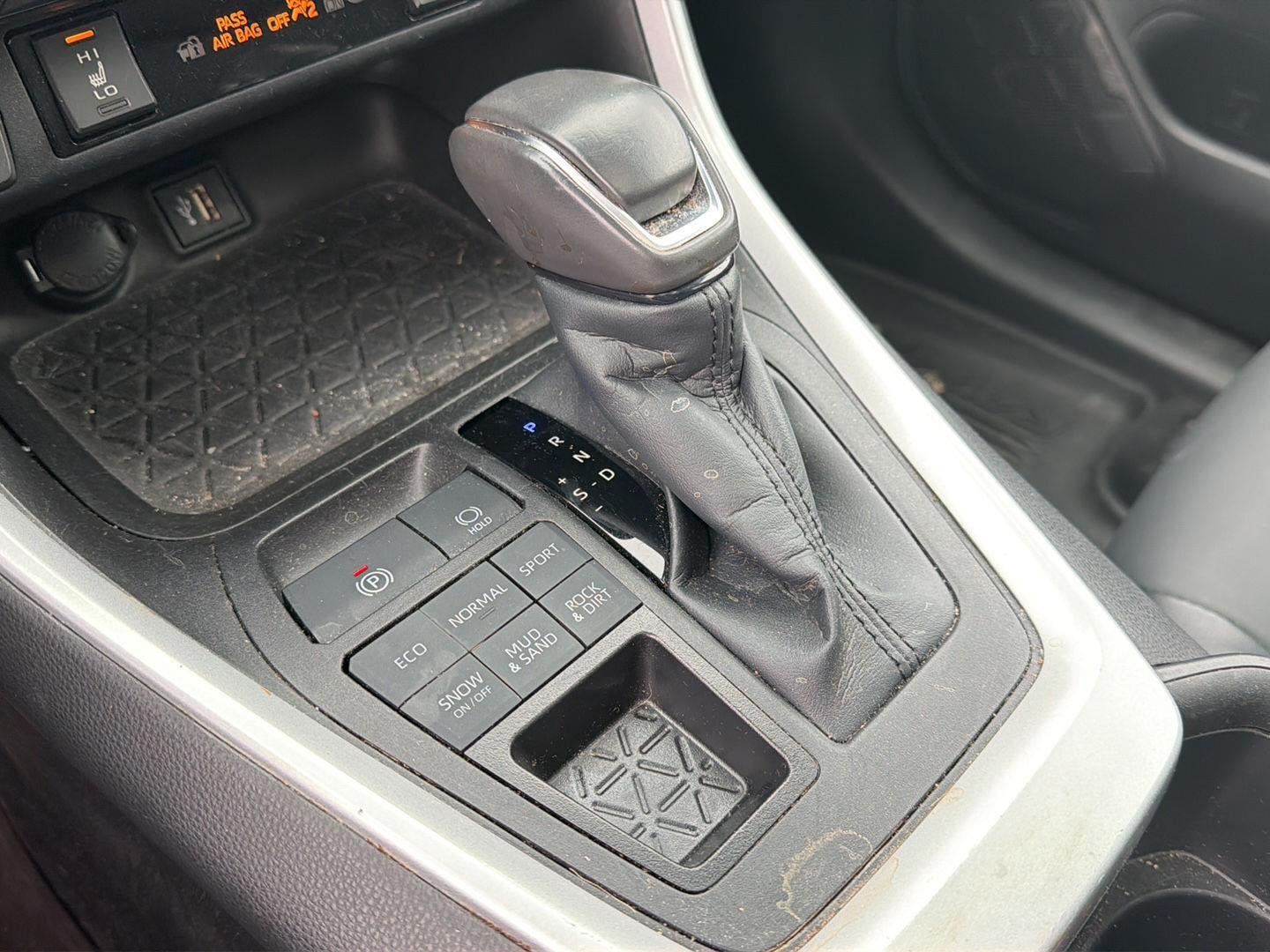 Used 2023 Silver Sky Metallic Toyota XLE Premium image 17