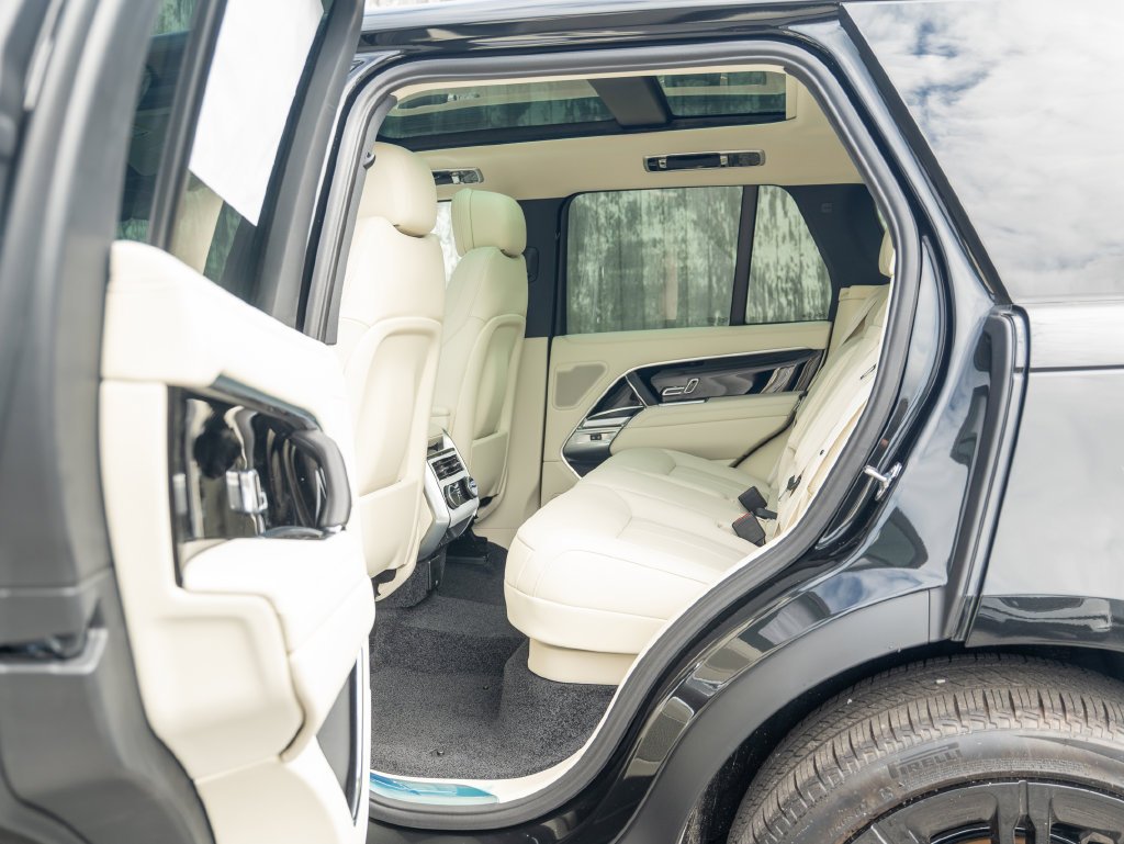 New 2026 Santorini Black Land Rover SE image 21